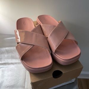 Ugg sandals. Mauve color.